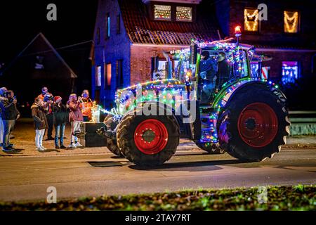 Lichterfahrt - Landwirte begeistern mit ihren weihnachtlich beleuchteten Traktoren die Bürger, Symbolfoto. In der Adventszeit haben sich in den vergangenen Jahren die sogenannten Lichterfahrten von Landwirten mit ihren Traktoren zu einem highlight bei der ländlichen Bevölkerung entwickelt. Dabei fahren die mit zahllosen Lichterketten und bunter Weihnachtsdekoration geschmückten Trakoren im Konvoi oftmals durch mehrere Ortschaften. Ingresso Dieses foto AM 01. Dezember 2023 auf dem Marktgelände in Diepholz, Die Kolonne von insgesamt 88 Schleppern startete dabei in Wagenfeld und fuhr weiter über Foto Stock