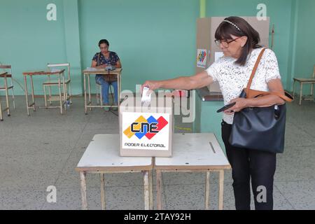 Maracaibo-Venezuela- 03-12-2023- Un venezuelano entra nel suo voto, durante il referendum. Pochi venezuelani rinnegano la richiesta di un referendum convocato da Th Foto Stock