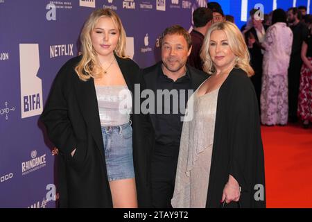 Stephen Graham con la moglie Hannah Walters e la figlia Grace (a sinistra) assistono alla cerimonia dei British Independent Film Awards all'Old Billingsgate nella zona est di Londra. Data immagine: Domenica 3 dicembre 2023. Foto Stock