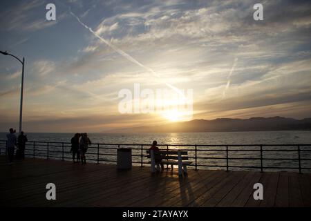 Tramonto sul molo di Santa Monica Foto Stock