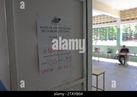 Maracaibo-Venezuela- 03-12-2023- bassa partecipazione ai centri di voto. Pochi venezuelani rinnegano la richiesta di un referendum convocato dai governatori socialisti Foto Stock