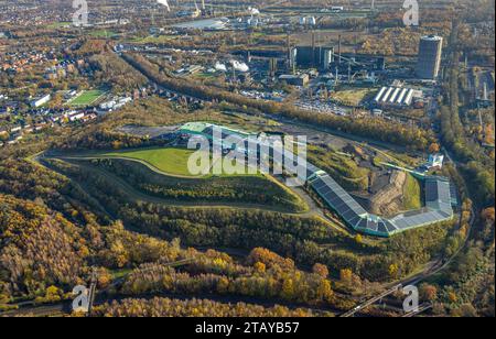 Luftbild, alpincenter Skihalle Freizeitanlage mit Solardach Halde Prosperstraße, ArcelorMittal Bottrop und Zeche Prosper-Haniel, umgeben von herbstlichen Laubbäumen, Welheim, Bottrop, Ruhrgebiet, Nordrhein-Westfalen, Deutschland ACHTUNGxMINDESTHONORARx60xEURO *** Vista aerea, alpincenter Skihalle con tetto solare slagheap Prosperstraße, ArcelorMittal Bottrop e Prosper Haniel, circondati da alberi decidui autunnali, Welheim, Bottrop, Ruhr, Renania settentrionale-Vestfalia, Germania ATTENTIONxMINDESTHONORARx60xEURO credito: Imago/Alamy Live News Foto Stock