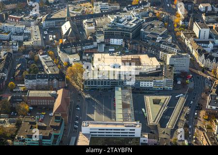 Luftbild, City Übersicht mit Hansa-Zentrum Einkaufszentrum, Pferdemarkt und kath. Kirche St Cyriakus, umgeben von herbstlichen Laubbäumen, Altstadt, Bottrop, Ruhrgebiet, Nordrhein-Westfalen, Deutschland ACHTUNGxMINDESTHONORARx60xEURO *** Vista aerea, panoramica della città con centro commerciale Hansa Zentrum, Pferdemarkt e chiesa cattolica di San Ciriaco, circondata da alberi decidui autunnali, città vecchia, Bottrop, zona della Ruhr, Renania settentrionale-Vestfalia, Germania ACHTUNGxMINDESTHONORARx60xEURO credito: Imago/Alamy Live News Foto Stock