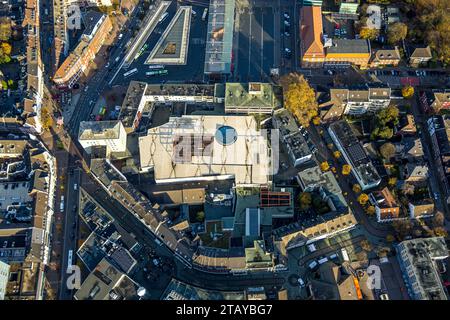 Luftbild, City Übersicht mit Hansa-Zentrum Einkaufszentrum, umgeben von herbstlichen Laubbäumen, Altstadt, Bottrop, Ruhrgebiet, Nordrhein-Westfalen, Deutschland ACHTUNGxMINDESTHONORARx60xEURO *** Vista aerea, panoramica della città con centro commerciale Hansa Zentrum, circondato da alberi decidui autunnali, centro storico, Bottrop, zona della Ruhr, Renania settentrionale-Vestfalia, Germania ACHTUNGxMINDESTHONORARx60xEURO credito: Imago/Alamy Live News Foto Stock