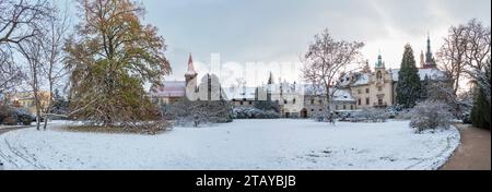 Il paesaggio innevato invernale del castello di Pruhonice nel Parco di Pruhonice alla periferia di Praga, Repubblica Ceca, 29 novembre 2023. (CTK Photo/Libor Sojka) Foto Stock