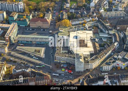 Luftbild, City Übersicht mit Hansa-Zentrum Einkaufszentrum, umgeben von herbstlichen Laubbäumen, Altstadt, Bottrop, Ruhrgebiet, Nordrhein-Westfalen, Deutschland ACHTUNGxMINDESTHONORARx60xEURO *** Vista aerea, panoramica della città con centro commerciale Hansa Zentrum, circondato da alberi decidui autunnali, centro storico, Bottrop, zona della Ruhr, Renania settentrionale-Vestfalia, Germania ACHTUNGxMINDESTHONORARx60xEURO credito: Imago/Alamy Live News Foto Stock