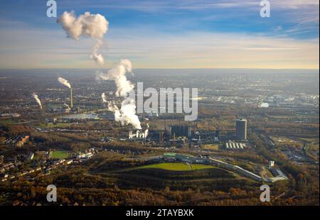 Luftbild, alpincenter Skihalle Freizeitanlage mit Solardach Halde Prosperstraße, ArcelorMittal Bottrop und Zeche Prosper-Haniel, Fernsicht und Himmel mit Rauchwolken, Klärwerk Bottrop, umgeben von herbstlichen Laubbäumen, Welheim, Bottrop, Ruhrgebiet, Nordrhein-Westfalen, Deutschland ACHTUNGxMINDESTHONORARx60xEURO *** Vista aerea, alpincenter Skihalle struttura per il tempo libero con tetto solare slagheap Prosperstraße, ArcelorMittal Bottrop e Prosper Haniel, vista a distanza e cielo con nuvole di fumo, impianto di depurazione Bottrop, circondato da alberi decidui autunnali, Welheim, Bottrop, Ruhr are Foto Stock