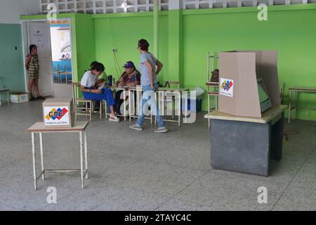 Maracaibo-Venezuela- 03-12-2023- bassa partecipazione ai centri di voto. Pochi venezuelani hanno ascoltato la richiesta di un referendum convocato dal socialista Nicolas Foto Stock