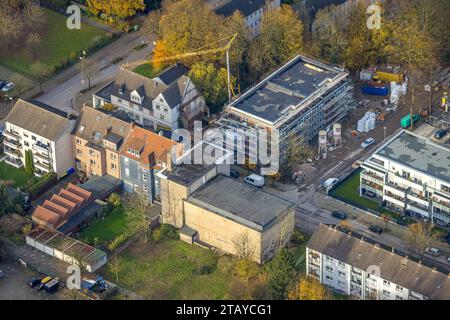 Luftbild, Wohngebiet Baustelle mit Neubau Schlägel und Eisen an der Bohnekampstraße, umgeben von herbstlichen Laubbäumen, Zweckel, Gladbeck, Ruhrgebiet, Nordrhein-Westfalen, Deutschland ACHTUNGxMINDESTHONORARx60xEURO *** Vista aerea, zona residenziale cantiere con nuovo edificio Schlägel und Eisen a Bohnekampstraße, circondato da alberi decidui autunnali, Zweckel, Gladbeck, zona della Ruhr, Renania settentrionale-Vestfalia, Germania ACHTUNGxMINDESTHONORARx60xEURO credito: Imago/Alamy Live News Foto Stock