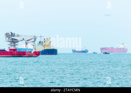 Navigazione nello stretto di Singapore a Singapore. Foto Stock