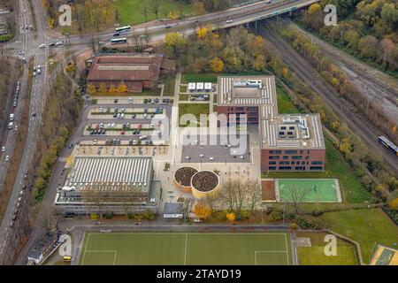 Luftbild, Heisenberg Gymnasium mit Sportplatz am Nordpark, umgeben von herbstlichen Laubbäumen, Gladbeck, Ruhrgebiet, Nordrhein-Westfalen, Deutschland ACHTUNGxMINDESTHONORARx60xEURO *** Vista aerea, Heisenberg Gymnasium con campo sportivo a Nordpark, circondato da alberi decidui autunni Foto Stock