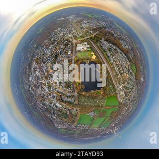 Luftbild, Nordpark und Nordpark Teich, Heisenberg Gymnasium an der Konrad-Adenauer-Allee, Kleingärtnerverein Nordpark e.V., umgeben von herbstlichen Laubbäumen, Erdkugel, Fisheye Aufnahme, Fischaugen Aufnahme, 360 Grad Aufnahme, piccolo mondo, piccolo pianeta, fisheye Bild, Gladbeck, Ruhrgebiet, Nordrhein-Westfalen, Deutschland ACHTUNGxMINDESTHONORARx60xEURO *** Vista aerea, laghetto Nordpark e Nordpark, Heisenberg Gymnasium an der Konrad Adenauer Allee, Kleingärtnerverein Nordpark e V, circondato da alberi decidui autunnali, globo terrestre, immagine fisheye, immagine fisheye, immagine a 360 gradi, piccolo mondo, Foto Stock