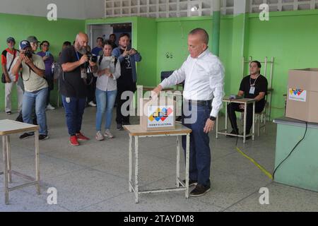 Maracaibo-Venezuela- 03-12-2023- il governatore dello Stato del petrolio di Zulia, Manuel Rosales Guerrero, esercita il suo voto durante il referendum consultivo. Foto Stock