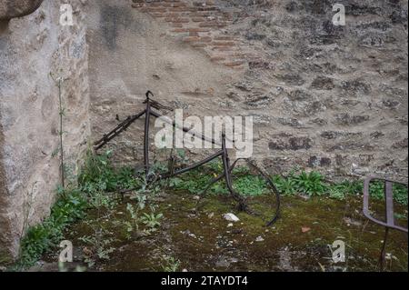 Dettaglio dei resti di una vecchia bicicletta abbandonata nei resti di una casa abbandonata nella seconda guerra mondiale Foto Stock