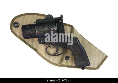 Dettaglio di una vecchia pistola a fuoco della seconda guerra mondiale su sfondo bianco Foto Stock
