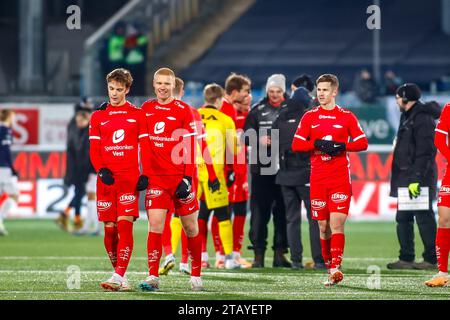 Drammen, Norvegia, 3 dicembre 2023. I giocatori del Brann celebrano le loro medaglie dopo la partita tra Strømsgodset e Brann allo stadio Marienlyst di Drammen. Crediti: Frode Arnesen/Alamy Live News Foto Stock