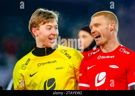 Drammen, Norvegia, 3 dicembre 2023. Il portiere di Brann Mathias Dyngeland e il capitano di Brann Sivert Heltne Nilsen celebrano le loro medaglie d'argento dopo la partita tra Strømsgodset e Brann allo stadio Marienlyst di Drammen. Crediti: Frode Arnesen/Alamy Live News Foto Stock