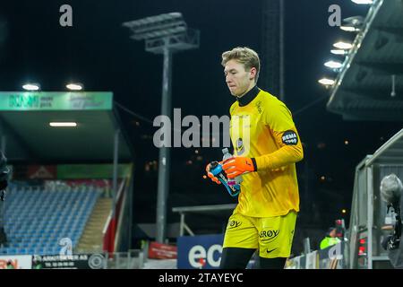 Drammen, Norvegia, 3 dicembre 2023. Il portiere di Brann, Mathias Dyngeland, entra in campo per la partita Eliteserien tra Strømsgodset e Brann allo stadio Marienlyst di Drammen. Crediti: Frode Arnesen/Alamy Live News Foto Stock