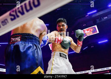 Bangkok, Thailandia. 2 dicembre 2023. Chaiyapruk Chainikom (destra) in uno scambio con Xiaosong Zhang (sinistra) durante il loro incontro di boxe professionale allo Spaceplus di Bangkok. Credito: SOPA Images Limited/Alamy Live News Foto Stock