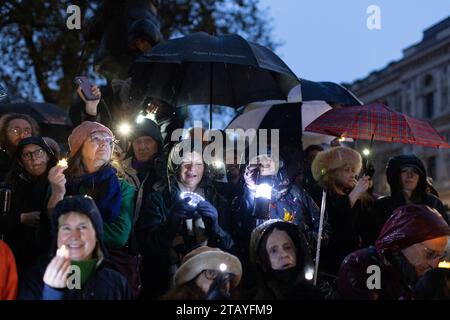 Famiglie israeliane e palestinesi in lutto si uniscono in una veglia anti-odio fuori Downing Street a Whitehall, Westminster, Londra, Inghilterra, Regno Unito Foto Stock