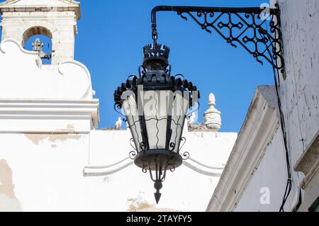 FARO, PORTOGALLO - 1 MARZO 2023: Passeggiata nel centro storico di Faro, Portogallo, 1 marzo 2023 Foto Stock