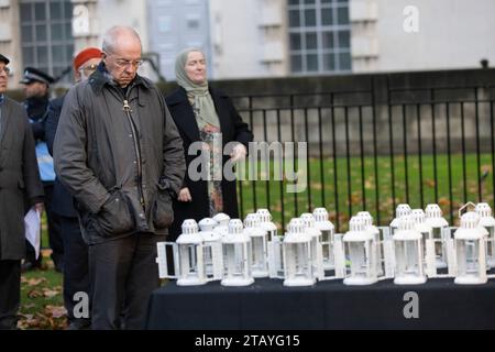 Il vescovo Justin Welby partecipa alla veglia anti-odio israeliana - Palestina fuori Downing Street, Westminster, Londra, Inghilterra, Regno Unito Foto Stock