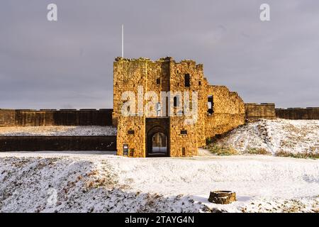 La Gatehouse del castello di Tynemouth nella neve Foto Stock