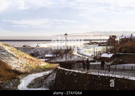 Vista del fiume Tyne e oltre fino a South Shields dalla cima del tumulo innevato del castello di Tynemouth Foto Stock