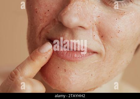 Primo piano su una giovane donna con scrub facciale. Foto Stock
