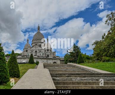 Parigi, Francia. 1° luglio 2022. Foto graziosa con una bella vista della basilica del Sacro cuore. La pov dalla parte inferiore della scala guida il traino dello sguardo Foto Stock