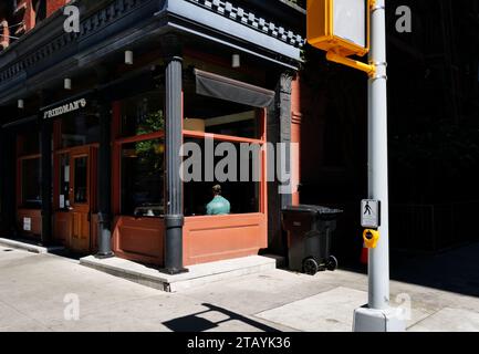 Uomo solitario seduto alla finestra di un ristorante di New York Foto Stock