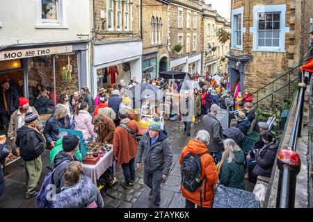 Negozi e bancarelle a Catherine Hill, al Frome Christmas Sunday Market a Frome, Somerset, Regno Unito, il 3 dicembre 2023 Foto Stock