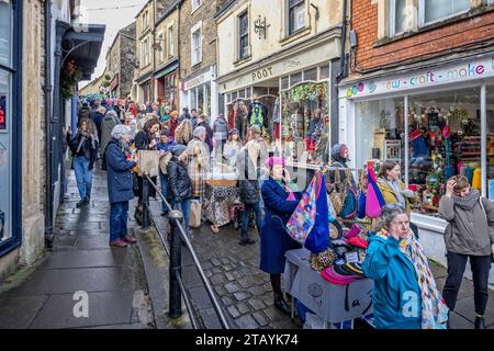 Negozi e bancarelle a Catherine Hill, al Frome Christmas Sunday Market a Frome, Somerset, Regno Unito, il 3 dicembre 2023 Foto Stock