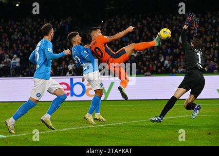 Napoli, Italia. 29 novembre 2023. Napoli, Italia - domenica 03 dicembre 2023: Lautaro Martínez dell'FC Internazionale e Alex Meret dell'SSC Napoli gareggiano per il pallone durante la partita di serie A TIM tra l'SSC Napoli e l'FC Internazionale allo Stadio Diego Armando Maradona, Napoli, Italia il 3 dicembre 2023. Crediti: Nicola Ianuale/Alamy Live News Foto Stock
