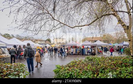 Bancarelle e negozi al Frome Christmas Sunday Market di Frome, Somerset, Regno Unito, il 3 dicembre 2023 Foto Stock