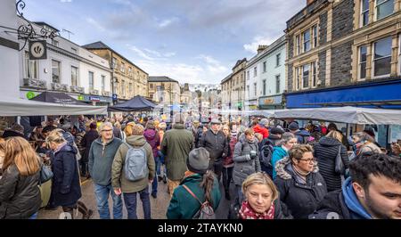 Folle di acquirenti e bancarelle al Frome Christmas Sunday Market di Frome, Somerset, Regno Unito, il 3 dicembre 2023 Foto Stock