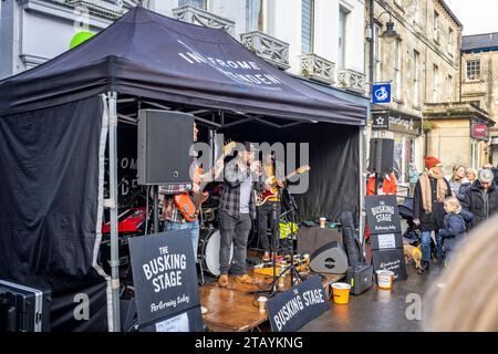 Gruppo rock che suona musica sul palco degli autobus al Frome Christmas Sunday Market di Frome, Somerset, Regno Unito il 3 dicembre 2023 Foto Stock