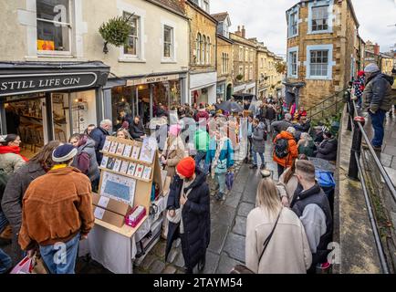 Negozi e bancarelle a Catherine Hill, al Frome Christmas Sunday Market a Frome, Somerset, Regno Unito, il 3 dicembre 2023 Foto Stock