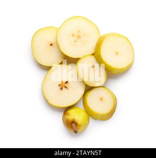 Fette di pera matura isolate su sfondo bianco Foto Stock