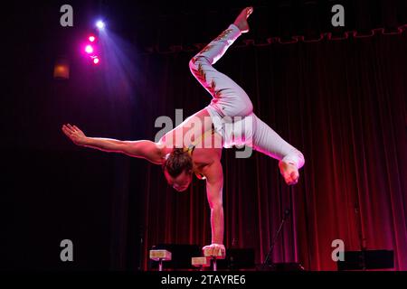 Portland, Stati Uniti. 30 novembre 2023. Daniel Patrick si esibisce con una mano sola su una piccola colonna. Il Rose City Circus, una troupe di acrobati e artisti circensi, presentò il loro sedicesimo White album Christmas show all'Alberta Rose Theater, il 30 novembre 2023. (Foto di John Rudoff/Sipa USA) credito: SIPA USA/Alamy Live News Foto Stock