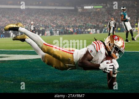 Philadelphia, Stati Uniti. 3 dicembre 2023. Il wide receiver dei San Francisco 49ers Brandon Aiyuk si tuffò nella end zone per un touchdown nel primo tempo dell'azione contro i Philadelphia Eagles al Lincoln Financial Field di Philadelphia domenica 3 dicembre 2023. Foto di Laurence Kesterson/UPI Credit: UPI/Alamy Live News Foto Stock