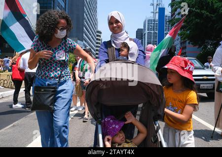 3 dicembre 2023: Tenendo striscioni con i colori nazionali e gli slogan urlanti, centinaia di persone partecipano a una manifestazione per la Palestina in Paulista Avenue a San Paolo questa domenica, 3 dicembre 2023. Israele ha ripreso a bombardare la Striscia di Gaza domenica, nonostante la crescente pressione internazionale per la protezione della popolazione civile e la ripresa della tregua con il gruppo terroristico Hamas. La tregua, mediata dal Qatar con l'aiuto degli Stati Uniti e dell'Egitto, è entrata in vigore il 24 novembre dopo più di un mese di guerra ed è scaduta venerdì, quando l'esercito israeliano ha ripreso i bombardamenti Foto Stock