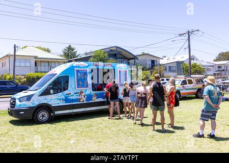 Gelati van Sydney Australia la gente fa la fila per comprare un gelato in un caldo giorno di dicembre nel 2023, Australia Foto Stock