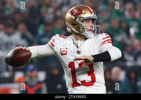 Philadelphia, Stati Uniti. 3 dicembre 2023. Il quarterback dei San Francisco 49ers Brock Purdy (13) lanciò durante il primo tempo dell'azione NFL contro i Philadelphia Eagles al Lincoln Financial Field di Philadelphia domenica 3 dicembre 2023. Foto di Laurence Kesterson/UPI Credit: UPI/Alamy Live News Foto Stock