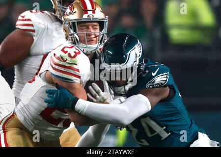 Philadelphia, Stati Uniti. 3 dicembre 2023. Il running back dei San Francisco 49ers Christian McCaffrey (23) viene fermato dal cornerback dei Philadelphia Eagles James Bradberry (24) durante la prima metà dell'azione della NFL al Lincoln Financial Field di Philadelphia domenica 3 dicembre 2023. Foto di Laurence Kesterson/UPI Credit: UPI/Alamy Live News Foto Stock