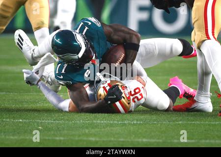 Philadelphia, Stati Uniti. 3 dicembre 2023. Il wide receiver dei Philadelphia Eagles A.J. Brown (11) fu placcato dal cornerback dei San Francisco 49ers Isaiah Oliver (26) durante il primo tempo dell'azione della NFL al Lincoln Financial Field di Philadelphia domenica 3 dicembre 2023. Foto di Laurence Kesterson/UPI Credit: UPI/Alamy Live News Foto Stock