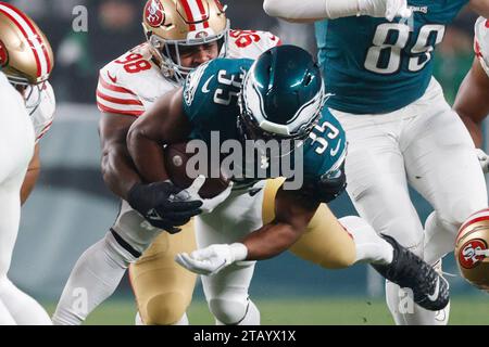 Philadelphia, Stati Uniti. 3 dicembre 2023. Il running back dei Philadelphia Eagles Boston Scott (35) fu placcato dal defensive tackle .San Francisco 49ers Javon Hargrave (98) durante la prima metà dell'azione della NFL al Lincoln Financial Field di Philadelphia domenica 3 dicembre 2023. Foto di Laurence Kesterson/UPI Credit: UPI/Alamy Live News Foto Stock