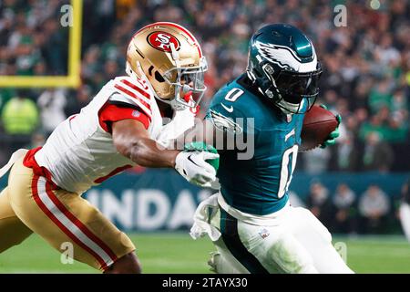 Philadelphia, Stati Uniti. 3 dicembre 2023. Il running back dei Philadelphia Eagles D'Andre Swift (0) sfugge al cornerback dei San Francisco 49ers Deommodore Lenoir (2) durante la prima metà dell'azione della NFL al Lincoln Financial Field di Philadelphia domenica 3 dicembre 2023. Foto di Laurence Kesterson/UPI Credit: UPI/Alamy Live News Foto Stock