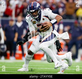 3 dicembre 2023: Il quarterback dei Broncos Russell Wilson (3) porta il pallone per un primo down durante una gara NFL tra i Texans e i Broncos il 3 dicembre 2023 a Houston. I Texans vinsero 22-17. (Immagine di credito: © Scott Coleman/ZUMA Press Wire) SOLO USO EDITORIALE! Non per USO commerciale! Foto Stock