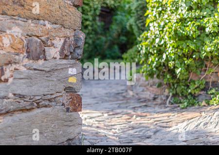 Architettura tipica nella città di Patones de Arriba, in Spagna, uno degli esempi più rappresentativi della cosiddetta architettura nera (usa ardesia come t Foto Stock